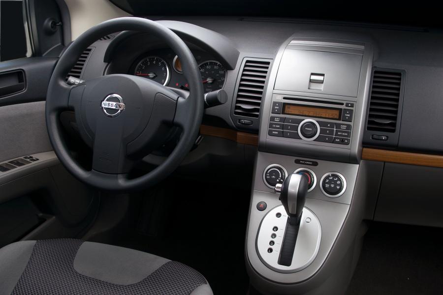 Интерьер Nissan Sentra (B16) 2007 года  (фото 5 из 22)